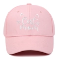 Dettaglio del ricamo Cat mom e trama del tessuto su berretto in cotone rosa - Regolabile / Rosa