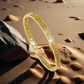 Dettaglio del motivo greco a meandro dorato e cerniera sul bracciale in acciaio titanio - Oro