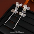 Silberne Blumen-Ohrhänger mit Zirkonia und langen Metallketten für Damen - Versilbertes Kupfer + 925 Silberstift / Silbernes Blumen-Quasten-Stil (HE17779-Silver)