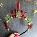 Dettaglio del cerchietto gotico in cristallo con emblema del sole e teschio di corvo - Stile Sole / Rosso Scuro E Verde