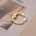 Minimalistische goldene Metallschnalle mit Hammerschlag-Optik für Mäntel und Schals - Innendurchmesser 41MM / Gold