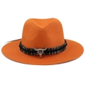 Dettaglio cappello di paglia arancione vivace con fascia etnica e ciondolo a teschio di toro - M(56-58cm) / Arancione