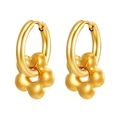 Dettaglio di orecchini huggie placcati oro 18K con ciondoli a fiore opaco su sfondo bianco - Stile Fiore a Cinque Petali / Oro