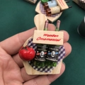 Detalle de botellas de vino en miniatura y adornos de frutas sobre tabla de madera - Estilo tabla de cortar
