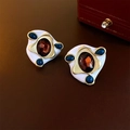 Pendientes vintage dorados con cristales rojos y azules sobre base de esmalte - 2 Pin de plata-Triángulo de esmalte blanco