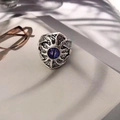 Dettaglio dell'anello punk argento con occhio del diavolo viola e incisioni elaborate - Aperto Regolabile / Tipo 3 Occhio del Diavolo Gemma Viola
