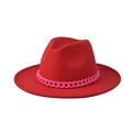Dettaglio del cappello fedora rosso con una grossa catena decorativa in plastica rosa - Taglia unica (54-60 cm) / Rosso (01)