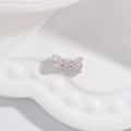 Macro di una perla a fiocco in argento con zirconi scintillanti su un piatto di ceramica - Medio: 4,4*8,4 mm / Argento