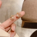 Orecchini a cuore dorati con perla rosa e pavé di cristalli esposti sulla mano - Orecchini Perle Cuore Champagne
