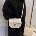 Sacoche blanche à motif crocodile avec boucles dorées et bandoulière réglable - Blanc Cassé