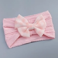 Dettaglio della fascia neonato rosa in maglia a costine con grande fiocco a quadretti - Rosa