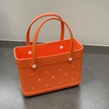 Detailansicht der leuchtend orangefarbenen EVA-Strandtasche mit Löchern und Griffen - Orange
