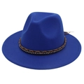 Dettaglio di cappello fedora blu reale con fascia intrecciata marrone e strass lucenti - Blu Zaffiro