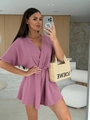 Dettaglio della tutina con scollo a V, trama in tessuto stropicciato e laccetto in vita - S / Rosa