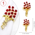 Rond de serviette doré élégant avec bouquet de roses rouges et nœud en strass chic - Bouquet de roses dorées