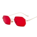 Retro-Achteck-Metall-Sonnenbrille mit roten Gläsern und Goldrahmen in 45-Grad-Seitenansicht - Goldener Rahmen Rote Gläser
