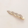 Dettaglio di un fermaglio per capelli intrecciato con strass bianchi su base dorata - Stile Foglia Tutto Strass