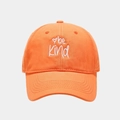 Detalle del bordado de letras be Kind y corazón en gorra de algodón naranja - M (56-58cm) / Naranja