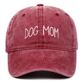 Détail de la broderie blanche DOG MOM sur casquette de baseball en coton bordeaux - Taille unique / Bordeaux