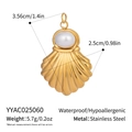 Makro-Detail eines 18K vergoldeten Muschelanhängers aus Edelstahl mit eingelegter Perle - Muschel Perle (YYAC025060)