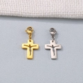 Dettaglio di ciondoli a croce in acciaio inossidabile oro e argento con moschettoni - Stile Croce 3 / Oro