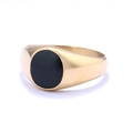 Vista dettagliata di un anello a sigillo d'oro lucido con intarsio nero tondo e liscio - US 7 / Tondo Oro