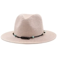 Détail du chapeau de paille Panama beige avec cordon bohème et perles décoratives - Rose
