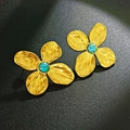 Detalle de pendientes de flor dorados con textura martillada y piedras de turquesa - Pendientes de Botón de Turquesa