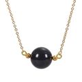 Vue rapprochée du pendentif cristal noir 16mm sur une fine chaîne dorée élégante - Obsidienne (WB0842) / Noir