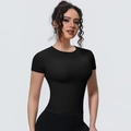 Schwarzes Kurzarm-Sportshirt für Yoga mit schmaler Passform und atmungsaktivem Stoff - S / Schwarz