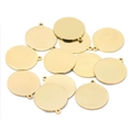 Makro-Detail von polierten, vergoldeten runden Edelstahlanhängern für DIY-Schmuckstucke - 6mm / Gold