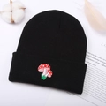 Berretto in maglia nera unisex con ricamo a fungo rosso su uno sfondo bianco minimalista - Taglia unica / Nero
