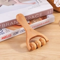 Manueller Massage-Roller aus Holz mit drei Perlen und ergonomischem Griff zur Entspannung - Drei-Perlen Schleuder-Massagegerät (15x8cm)