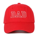 Détail de la broderie DAD blanche sur une casquette de baseball en coton rouge avec visière - Rouge DAD