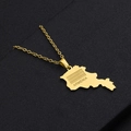 Détail du pendentif doré carte de l'Arménie avec texte gravé sur fond texturé sombre - Style Gravé Or B