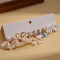 Set di 5 paia tra cui petali di perle e orecchini con strass su una scheda espositiva - Ago d'Argento-Bianco (Set di 5 Paia)