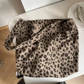 Dettaglio del tessuto in velluto a coste e della stampa leopardata sulla borsa - Leopardo Marrone