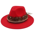 Détail d'un chapeau fedora rouge avec de vraies plumes brunes et chaîne crâne argentée - M (56-58cm) / Red (Skull Feather)