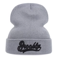 Bonnet en maille gris clair avec broderie Brooklyn noire sur fond blanc épuré - Broderie de Lettres Noires / Gris