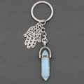 Hamsa Hand Schlüsselanhänger mit hellblauem Opal-Hexagon-Kristall und Silberanhänger - Synthetischer Opal