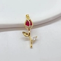 Ciondolo rosa placcato oro con pietra di zircone rosso e accenti di cristallo bianco - Grande / Rosso