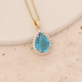 Vista ravvicinata di una collana a goccia dorata con gemma blu e zirconi brillanti - Stile Gemma Blu a Goccia (3#)