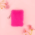 Mini taccuino A7 in peluche fucsia con morbida eco-pelliccia e gancio portachiavi in metallo - A7 Mini / Rosso rosa