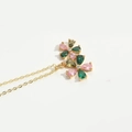 Nahaufnahme des goldenen Doppelblumen-Anhängers mit rosa und grünen Edelsteinen - Blume