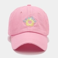 Rosa Baumwoll-Basecap mit bestickter Blume und STUDIO-Text auf grauem Hintergrund - Verstellbar / Rosa