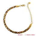 Dettaglio di un braccialetto a catena serpente dorata da 5mm con motivo leopardato arancione - Bracciale Leopardato da 5mm Oro (VL588)