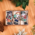 Dettaglio di ornamenti schiaccianoci in legno in scatola con pigne e aghi di pino - Stile C Confezione da 9