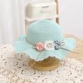 Dettaglio cappello di paglia verde menta con tre fiori in tessuto e bordi in pizzo - Cappello di paglia / Blu lago / 52cm (2-5 Anni)