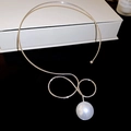 Dettaglio del collare in metallo argento ritorto con ciondolo a perla grande - Girocollo Pendente Perla Metallo Argentato Torto