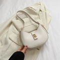 Bolso hobo minimalista en color blanco crema con un elegante cierre metálico dorado - Blanco
